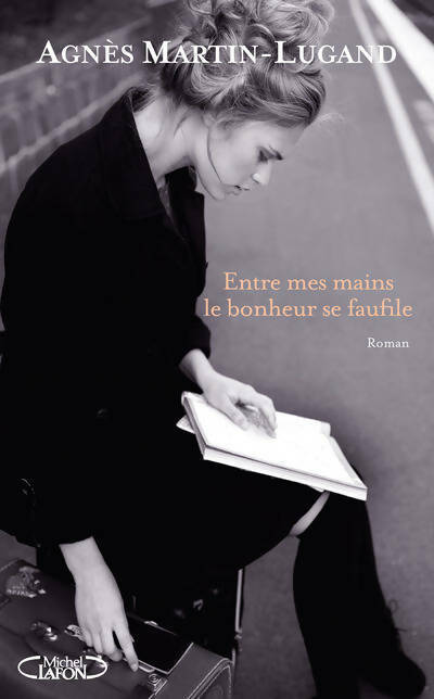 Livrenpoche : Entre mes mains le bonheur se faufile - Agnès Martin-Lugand - Livre