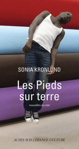 Livrenpoche : Les pieds sur terre. Nouvelles du réel - Sonia Kronlund - Livre