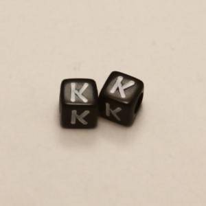 Perles Acrylique Alphabet Lettre K 6x6mm carré blanc sur fond noir (x 2)