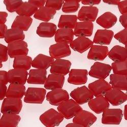 Perles en verre forme petit carré 6x6mm couleur rouge opaque (x 10)