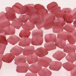 Perles en verre forme petit carré 6x6mm couleur fushia givré (x 10)
