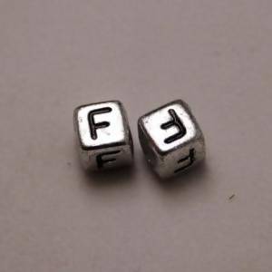 Perles Acrylique Alphabet Lettre F 6x6mm carré noir sur fond gris (x 2)