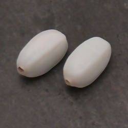 Perles en verre forme ovale 17x8mm couleur blanc opaque (x 2)