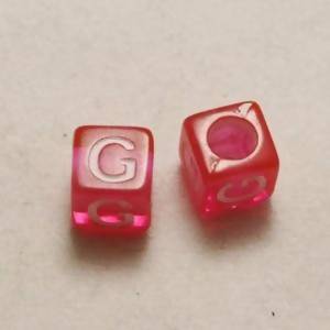 Perles Acrylique Alphabet Lettre G 6x6mm carré blanc sur rose transparent (x 2)