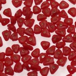 Perles en verre forme petit triangle couleur rouge opaque (x 10)