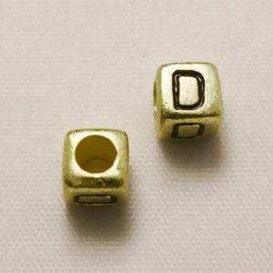 Perles Acrylique Alphabet Lettre D 6x6mm carré blanc fond or (x 2)