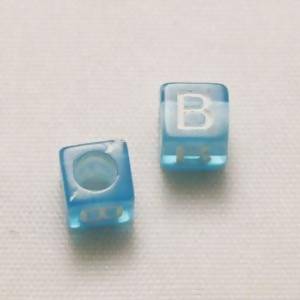 Perles Acrylique Alphabet Lettre B 6x6mm carré blanc fond bleu transparent (x 2)