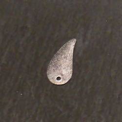 Perle en métal brossé forme flamme 08x18mm couleur vieil Argent (x 1)