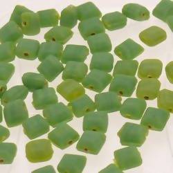 Perles en verre forme petit carré 6x6mm couleur vert pomme givré (x 10)