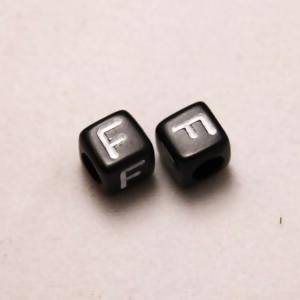 Perles Acrylique Alphabet Lettre F 6x6mm carré blanc sur fond noir (x 2)