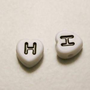 Perles Acrylique Alphabet Lettre H 8x8mm coeur noir sur fond blanc (x 2)