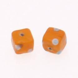 Perles en verre forme Cube 10mm couleur orange à pois blanc & bleu ciel (x 2)
