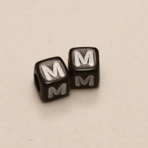 Perles Acrylique Alphabet Lettre M 6x6mm carré blanc sur fond noir (x 2)