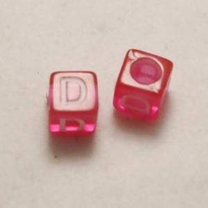 Perles Acrylique Alphabet Lettre D 6x6mm carré blanc sur rose transparent (x 2)