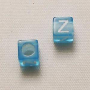Perles Acrylique Alphabet Lettre Z 6x6mm carré blanc fond bleu transparent (x 2)