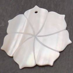 Perle en nacre forme fleur Ø47mm (x 1)