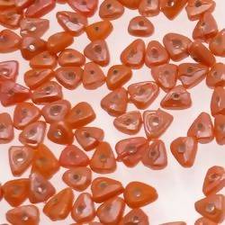 Perles en verre forme petit triangle couleur orange brillant (x 10)