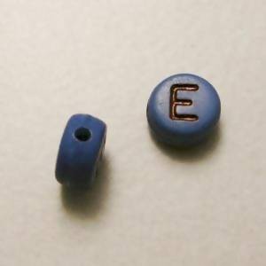 Perles acrylique alphabet Lettre E Ø8mm rond couleur bleu lettre noire (x 2)