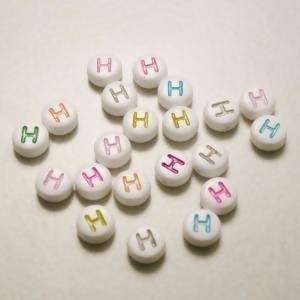 Perles acrylique alphabet Lettre H Ø8mm rond couleurs variées fond blanc (x 2)