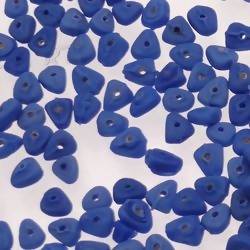 Perles en verre forme petit triangle couleur bleu jean givré (x 10)