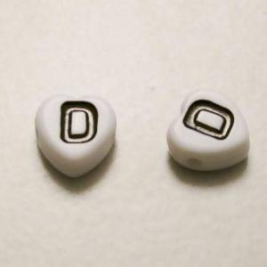 Perles Acrylique Alphabet Lettre D 8x8mm coeur noir sur fond blanc (x 2)