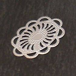 Perle plate en métal ajouré filigrane forme rosace elliptique 26x19mm couleur argent (x 1)