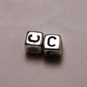 Perles Acrylique Alphabet Lettre C 6x6mm carré noir sur fond gris (x 2)