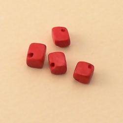 Perles en bois léger forme cube en bois couleur rouge (x 4)