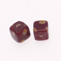 Perles en verre forme Cube 10mm couleur chocolat à pois blanc & orange (x 2)