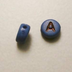 Perles acrylique alphabet Lettre A Ø8mm rond couleur bleu lettre noire (x 2)