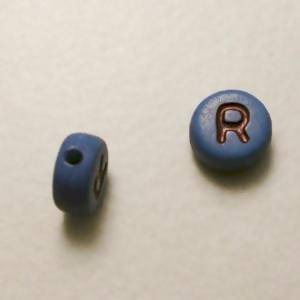 Perles acrylique alphabet Lettre R Ø8mm rond couleur bleu lettre noire (x 2)
