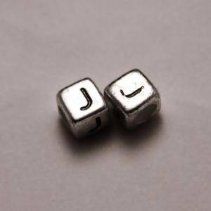 Perles Acrylique Alphabet Lettre J 6x6mm carré noir sur fond gris (x 2)