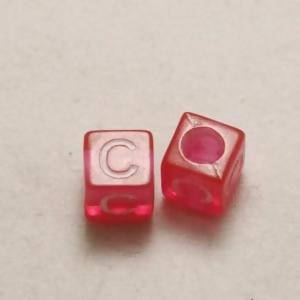 Perles Acrylique Alphabet Lettre C 6x6mm carré blanc sur rose transparent (x 2)
