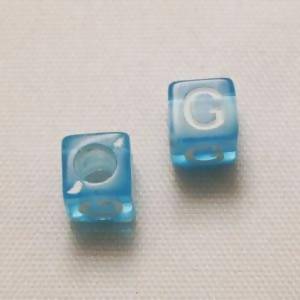Perles Acrylique Alphabet Lettre G 6x6mm carré blanc fond bleu transparent (x 2)