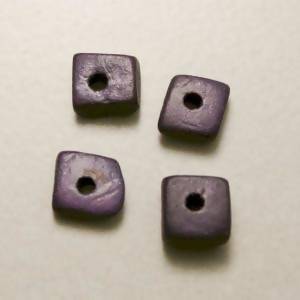 Perles en bois léger forme carré plat 5x5mm couleur prune (x 4)