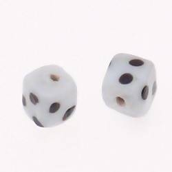 Perles en verre forme Cube 10mm couleur blanc à pois noirs (x 2)