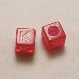 Perles Acrylique Alphabet Lettre K 6x6mm carré blanc sur rose transparent (x 2)