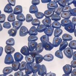 Perles en verre forme petit triangle couleur bleu jean brillant (x 10)