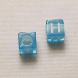 Perles Acrylique Alphabet Lettre H 6x6mm carré blanc fond bleu transparent (x 2)