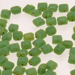 Perles en verre forme petit carré 6x6mm couleur vert pomme opaque (x 10)