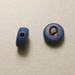 Perles acrylique alphabet Lettre Q Ø8mm rond couleur bleu lettre noire (x 2)