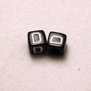 Perles Acrylique Alphabet Lettre D 6x6mm carré blanc sur fond noir (x 2)