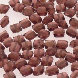 Perles en verre forme petit carré 6x6mm couleur prune transparent (x 10)