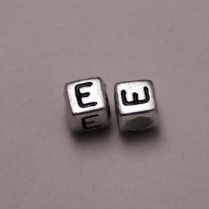Perles Acrylique Alphabet Lettre E 6x6mm carré noir sur fond gris (x 2)