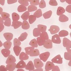Perles en verre forme petit triangle couleur rose givré (x 10)