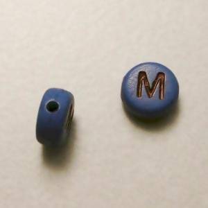 Perles acrylique alphabet Lettre M Ø8mm rond couleur bleu lettre noire (x 2)