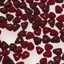 Perles en verre forme petit triangle couleur rubis givré (x 10)