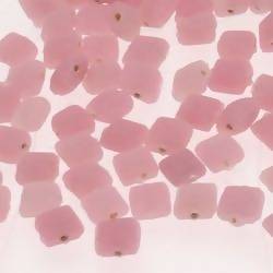 Perles en verre forme petit carré 6x6mm couleur rose givré (x 10)