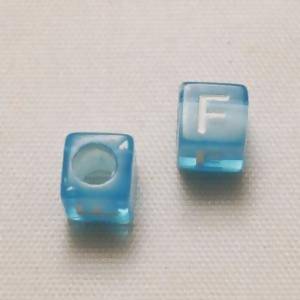 Perles Acrylique Alphabet Lettre F 6x6mm carré blanc fond bleu transparent (x 2)