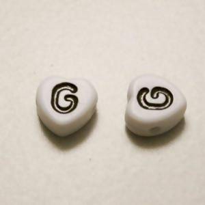 Perles Acrylique Alphabet Lettre G 8x8mm coeur noir sur fond blanc (x 2)